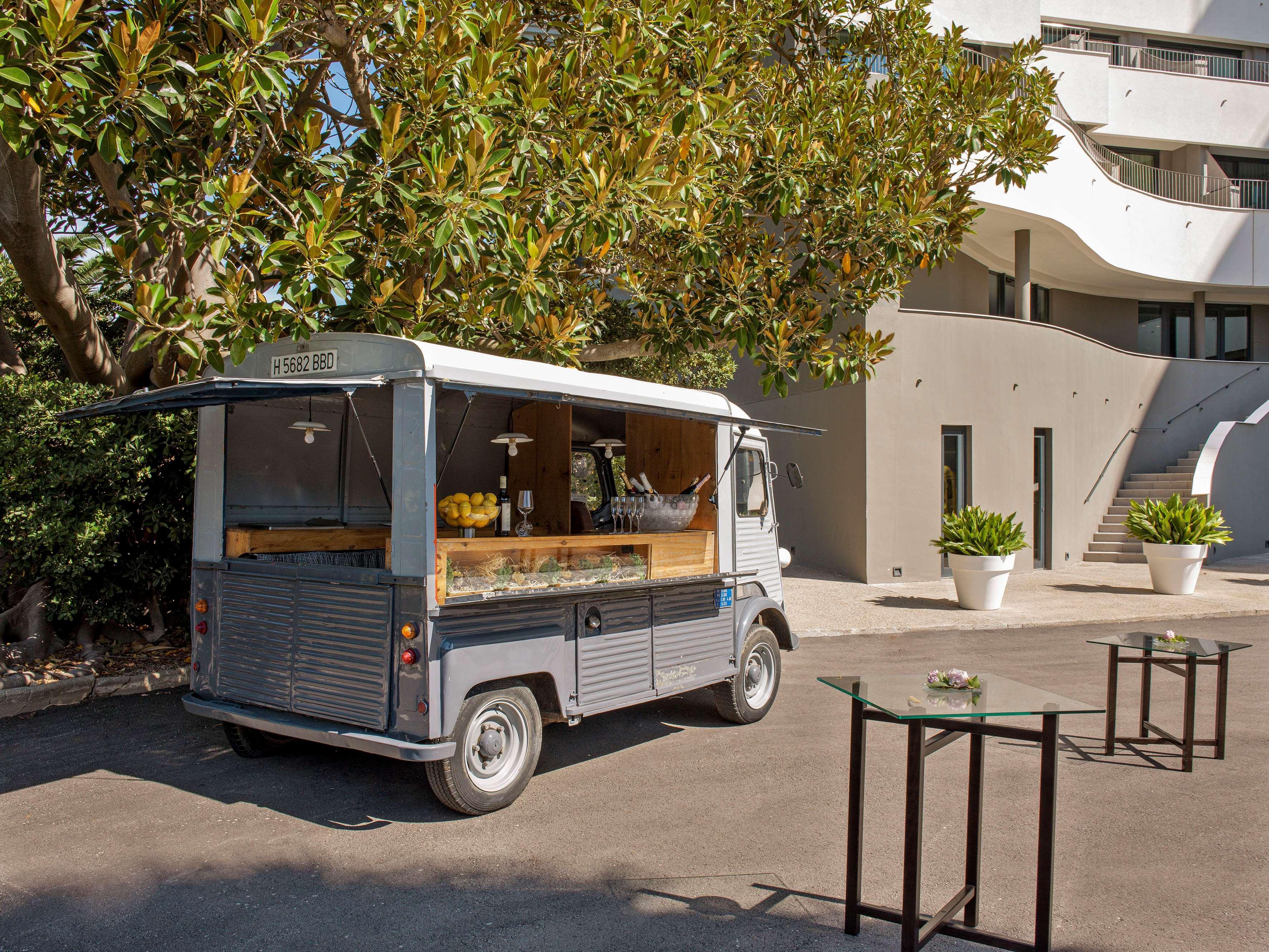 미 시체스 테르라마르 외부 사진 A food truck in San Francisco