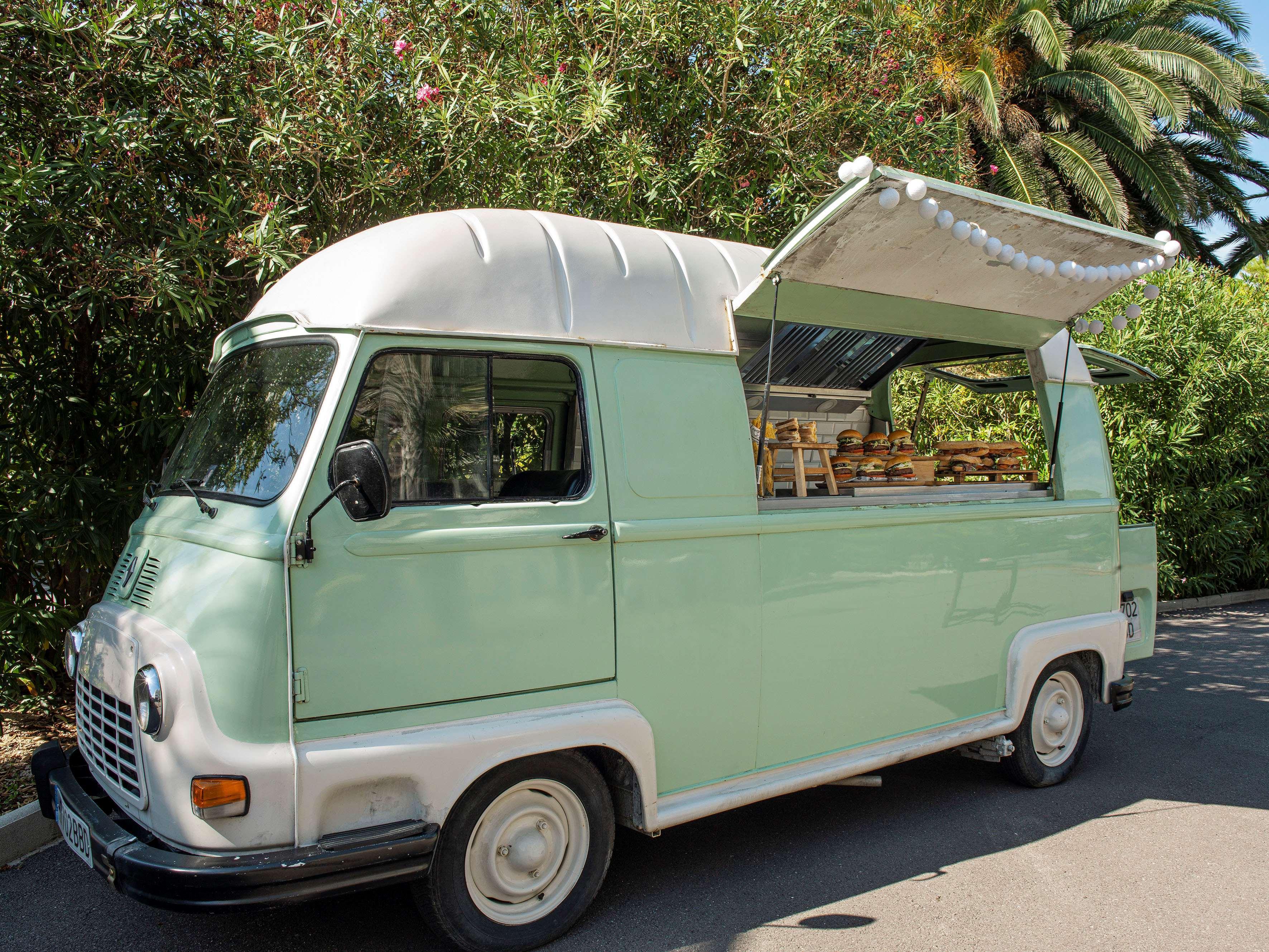 미 시체스 테르라마르 외부 사진 A food truck in Palm Springs, California