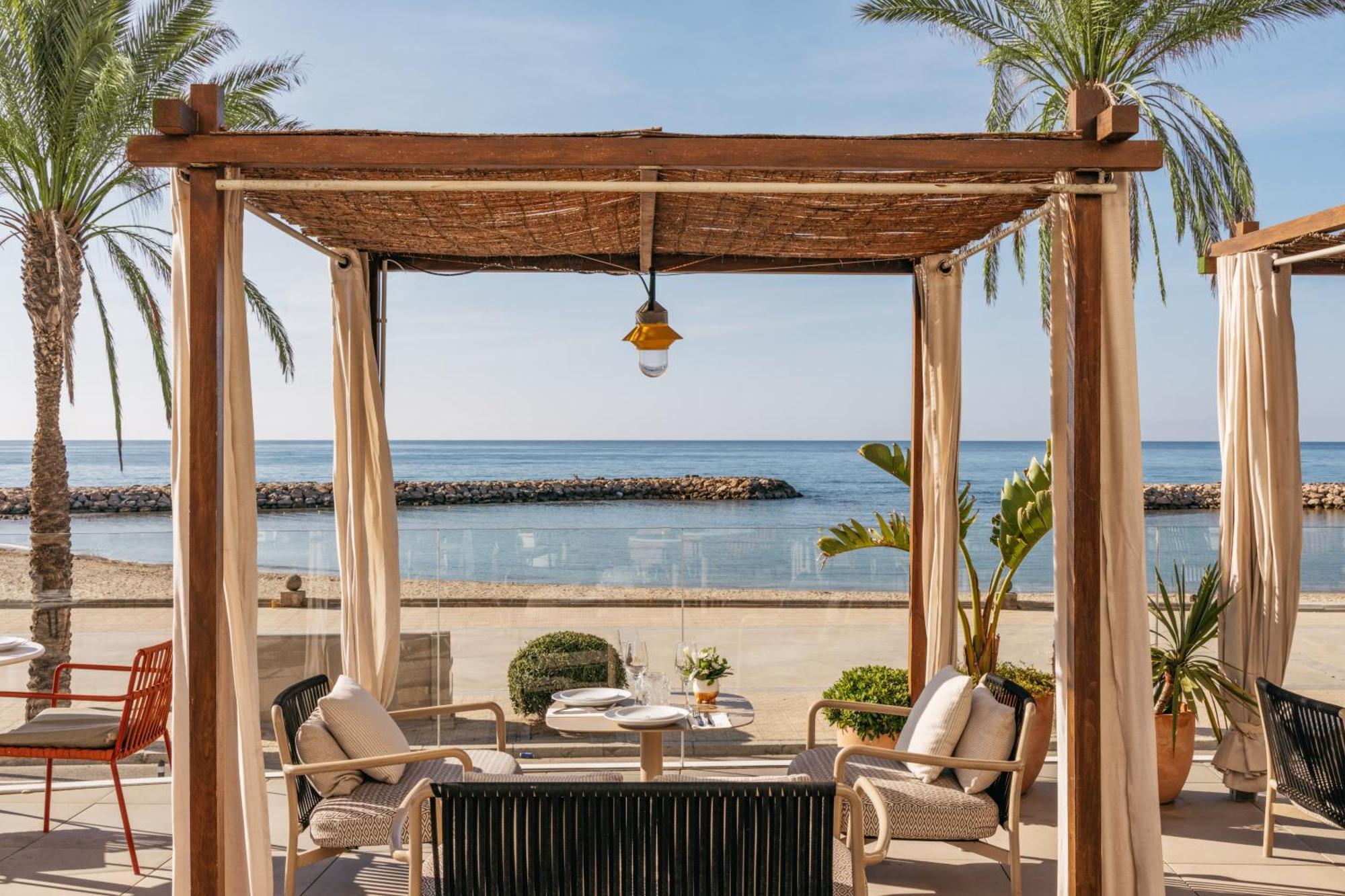 미 시체스 테르라마르 외부 사진 Beachfront dining at the hotel